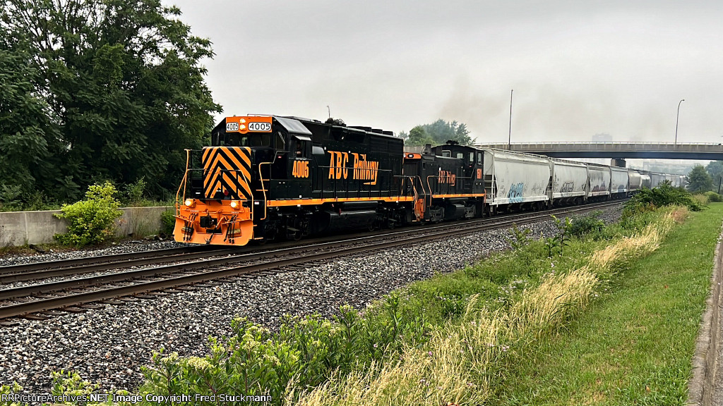 AB 4005 & 1501 work as Z641 with a large cut of cars.